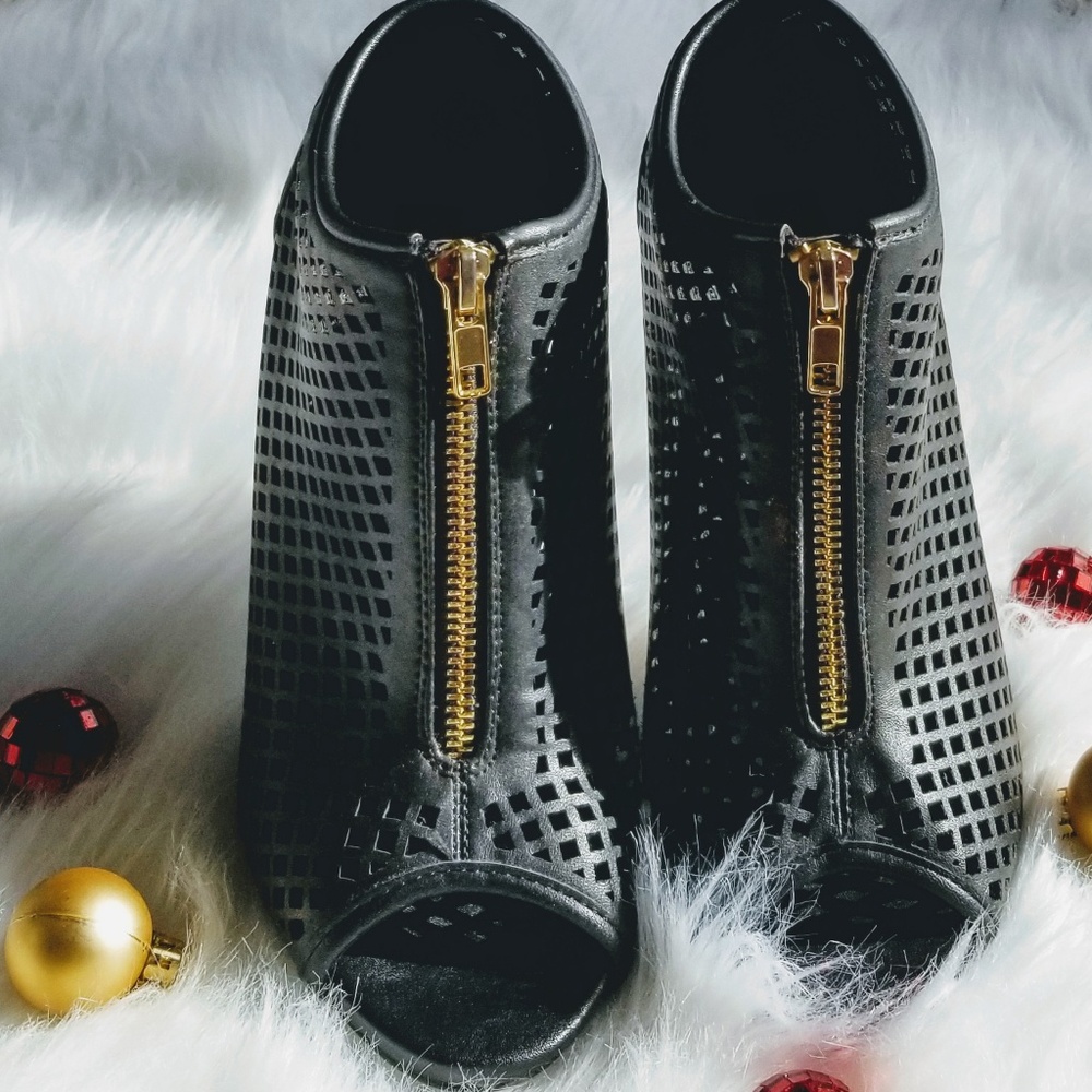 STEVE MADDEN Netted Peep Toe Bootie